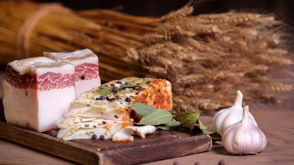 Lard and Garlic Ointment for Wart Treatment
